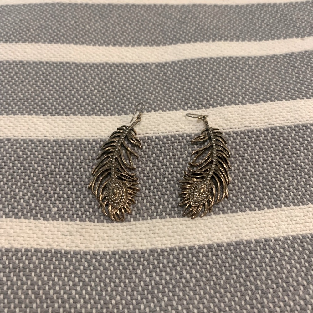 Feather detail earrings. Vintage, brass.